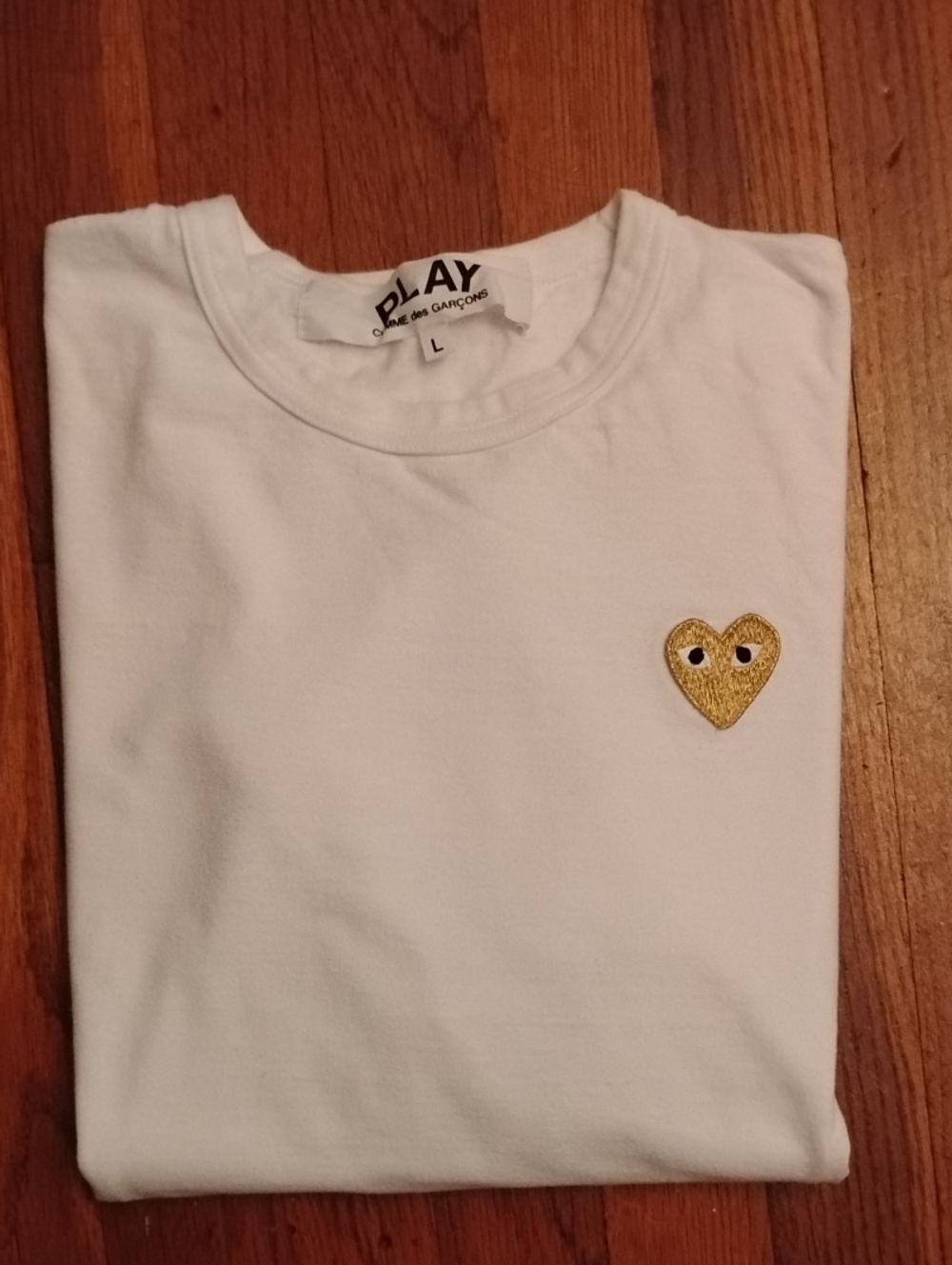 Comme des Garรงons PLAY White Tee with Gold Heart Emblem